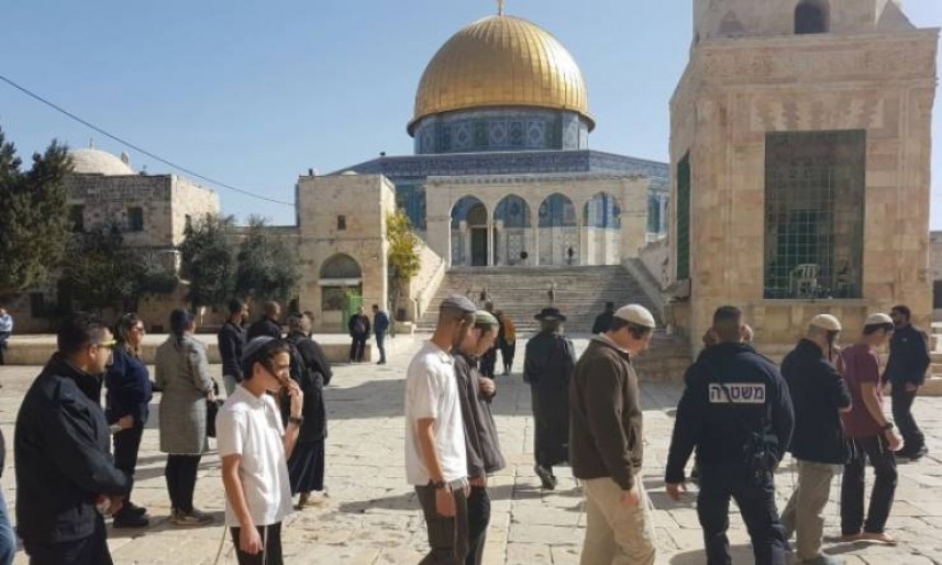 "سلطة الآثار الإسرائيلية" ومستوطنون يقتحمون المسجد الأقصى