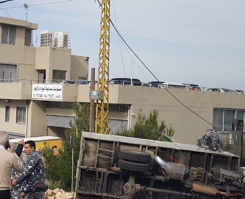 إصابة عدد من المساجين بإنقلاب حافلتهم