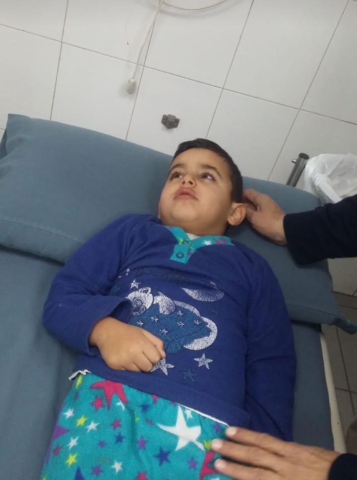 مُعلمّة تضرب طفلاً على رأسه في هذه المدرسة.. والأهل يروون التفاصيل