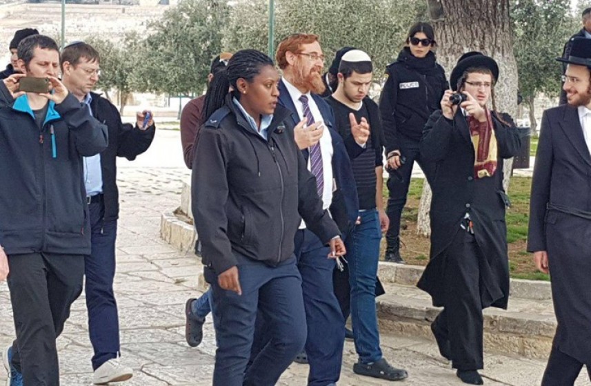 مستوطنون يدنسون ساحات المسجد الأقصى