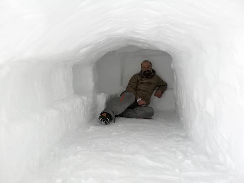 يقيم في بيت حفره في ثلج إهدن