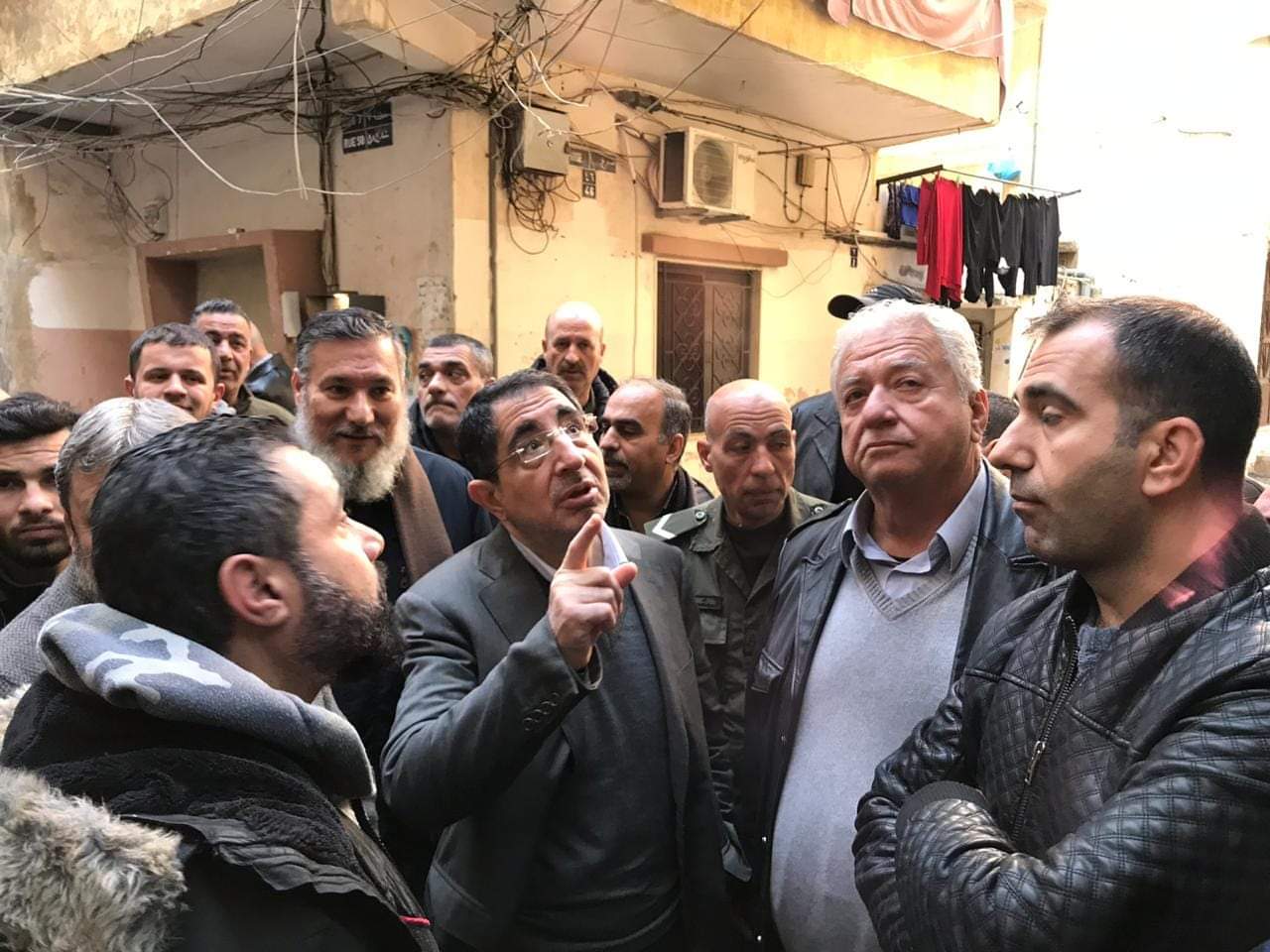النائب الدكتور حسين الحاج حسن يقوم بجولة تفقدية لمبنى آيل للسقوط في حي السلم