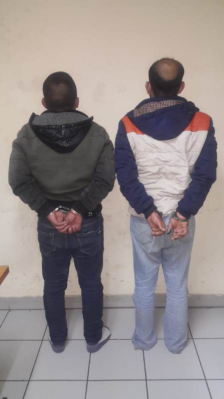  توقيف سوريين احتالا على مواطنين بايهامهم بأن لديهما رزم نقدية من فئة 100$ ليتبين للضحية انها رزمة من الورق الأبيض