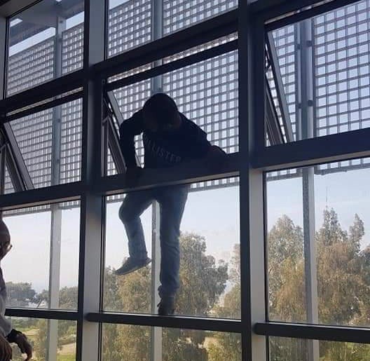 بالصورة: حادثة طريفة في الجامعة اللبنانية دخل الصف من الشباك خوفاً من الاستاذ