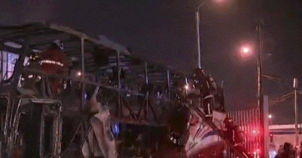 بالصور: قتلى باحتراق حافلة في محطة للحافلات في البيرو