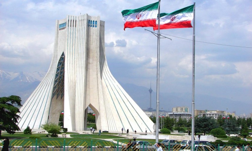 طهران تتهم واشنطن بعرقلة جهود الإغاثة في 23 محافظة إيرانية من أصل 31