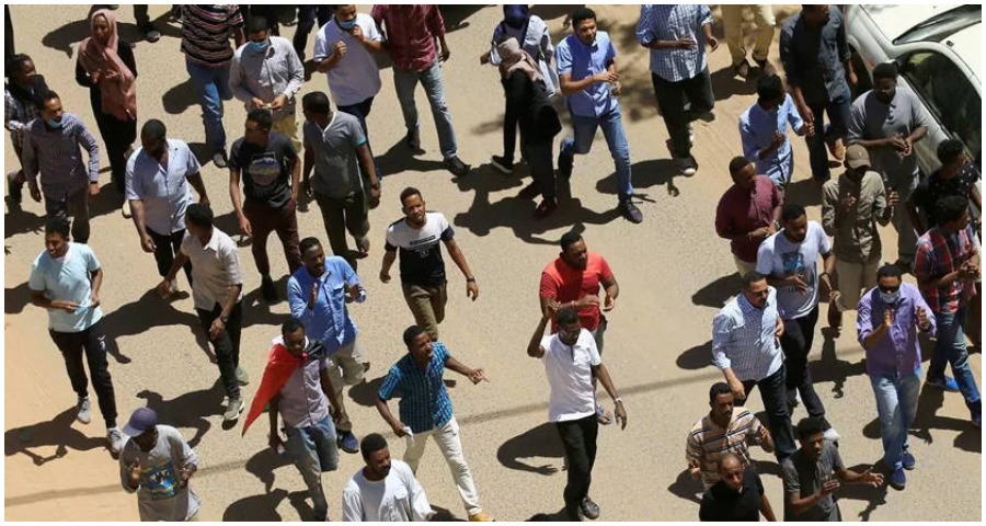 الأمن السوداني يبدأ فض اعتصام وزارة الدفاع.. والجيش يتدخل