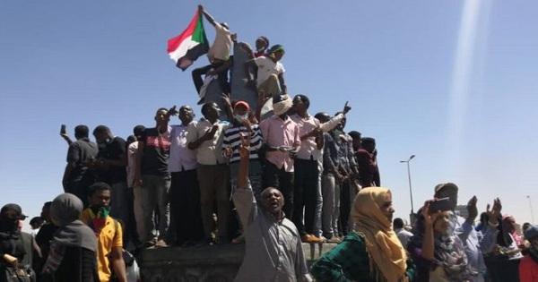 الجيش السوداني يقيل الرئيس البشير ومجلس عسكري موقت