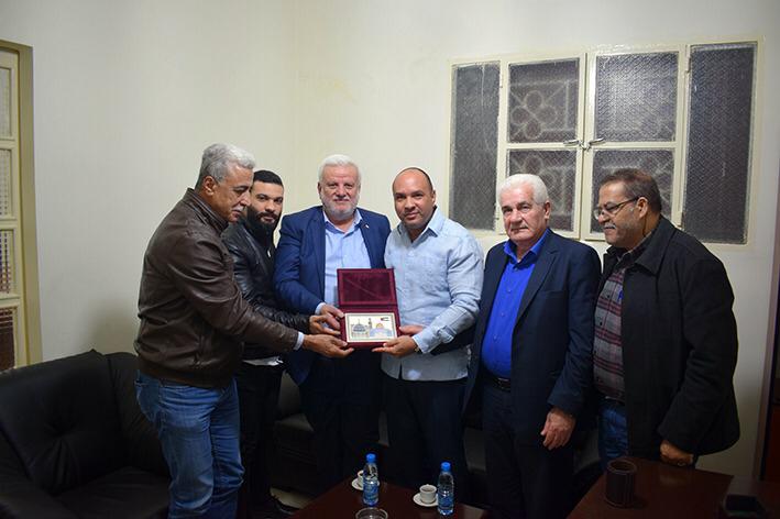 السفير الكوبي يلتقي حركة فتح في مقرها في مخيم مارالياس
