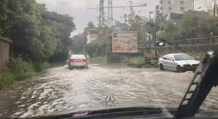 الطريق البحرية في الكسليك مقطوعة بسبب تكوّن برك المياه