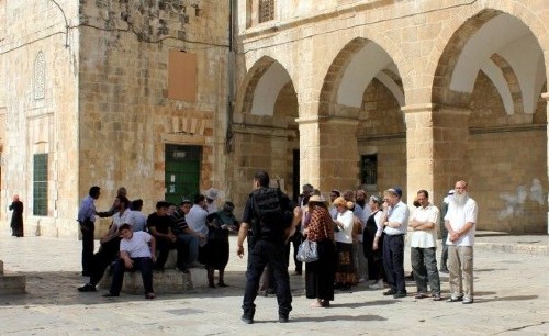 مستوطنون وطلبة يهود يقتحمون الأقصى