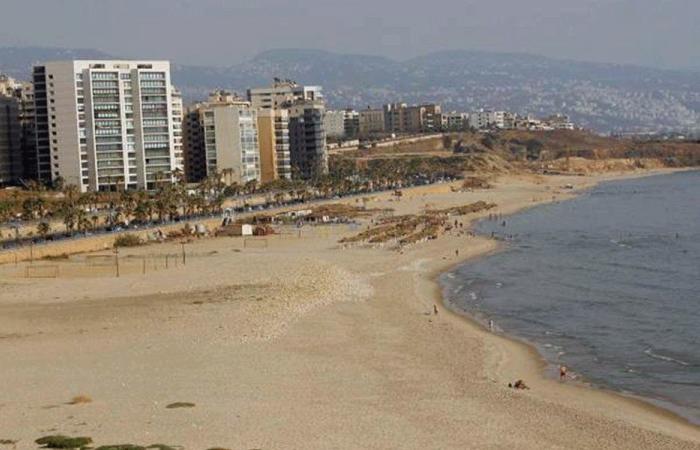 بدء ازالة العوائق وتنظيف شاطئ الرملة البيضاء