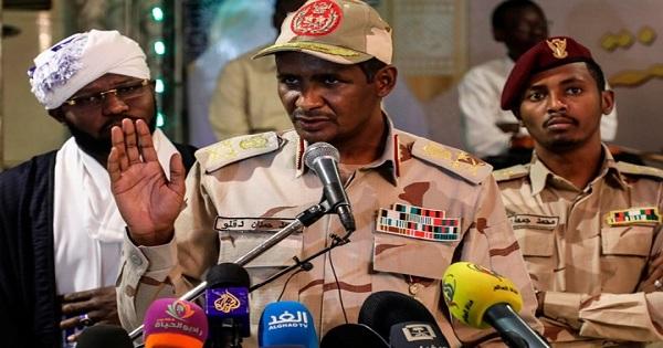 المعارضة تتهم "العسكري" بإقامة علاقات مشبوهة مع الخارج
