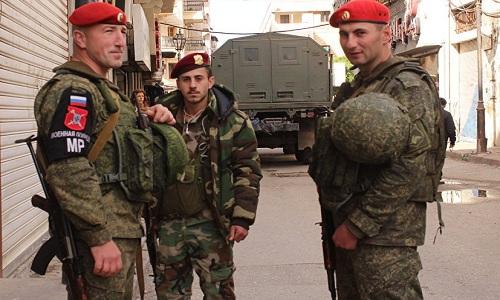 الجيش الروسي يقدم مساعدات إنسانية لسكان حي الحلوانية في حلب