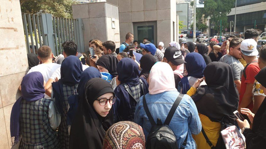 بالصورة- مديرة مدرسة تحاول احراق نفسها امام الاونيسكو