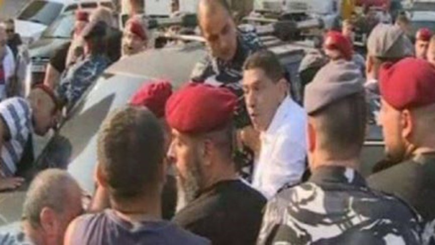 اشكال في طبرجا بين العسكريين المتقاعدين وسيارة احد النواب السابقين