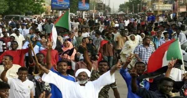 الإمارات تدعو إلى استمرار الحوار و"تفادي المواجهة" في السودان