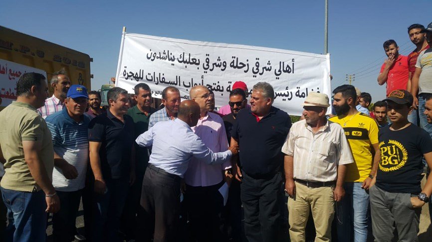 أصحاب الكسارات والمقالع وسائقو الشاحنات يقطعون طريق بعلبك الدولية