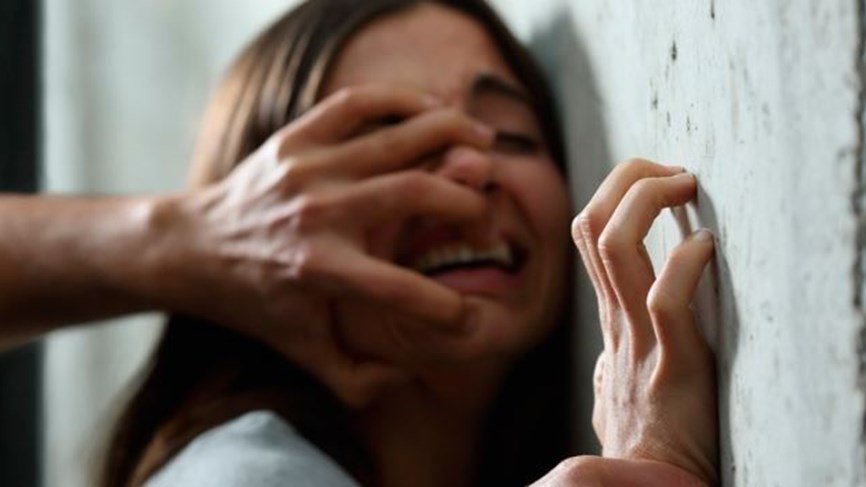 اغتصاب جماعي لفتاة قاصر في جنوب لبنان... "فضّوا بكارتها وابتزّوها بمقاطع فيديو"!