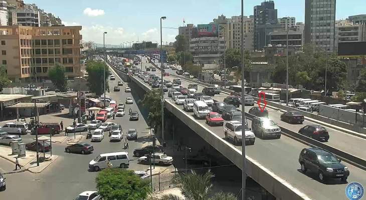 تعطل مركبة على جسر الكولا باتجاه نفق سليم سلام وحركة المرور كثيفة