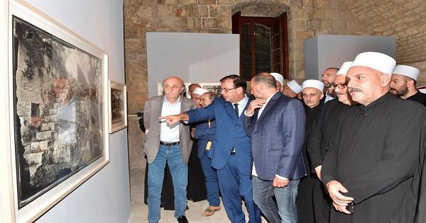 جنبلاط افتتح معرض لوحات وصور عن الموحدين في قصر بيت الدين لجاك دبغيان