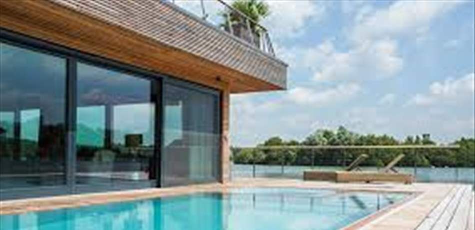 مسبح لبناني شهير يمنع دخول امرأة من هذه الجنسية.. ولا محجبات!