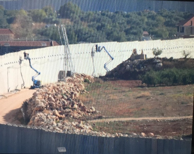 قوات العدو إستأنفت اعمال تركيب سياج شبك فوق الجدار الاسمنتي في العبارة مقابل كفركلا