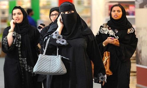 السماح للمرأة السعودية بالسفر دون اشتراط موافقة "ولي الأمر"