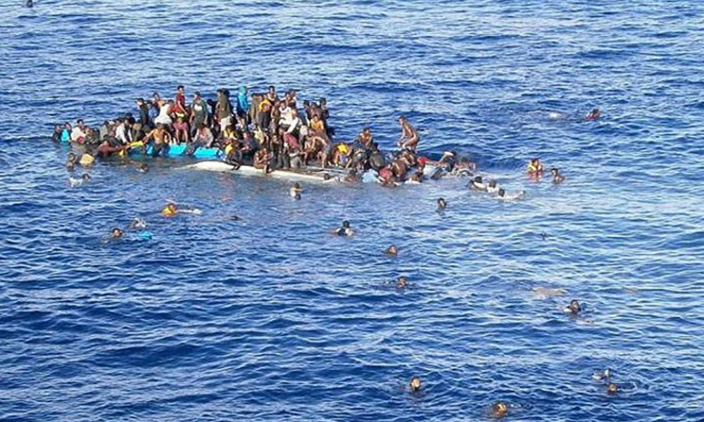 غرق قارب صيد في اندونيسيا وفقدان أكثر من 30