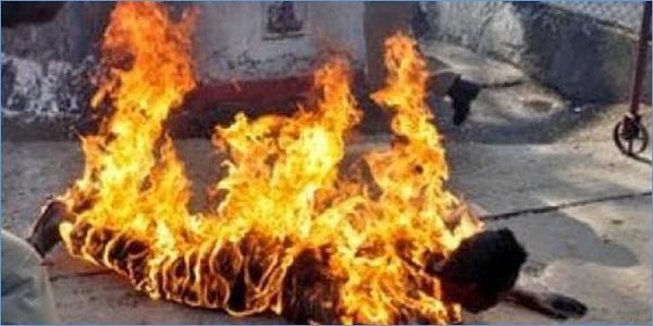 بعد شجار مع زوجته.. جنوبي يُحرق نفسه "بالبنزين"
