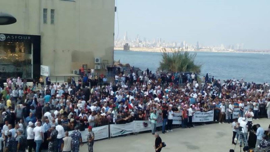 اعتصام فلسطيني أمام السفارة الكندية في جل الديب للمطالبة باللجوء الانساني