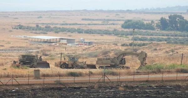 جرافات اسرائيلية ترفع السواتر الترابية مقابل بلدة العباسية