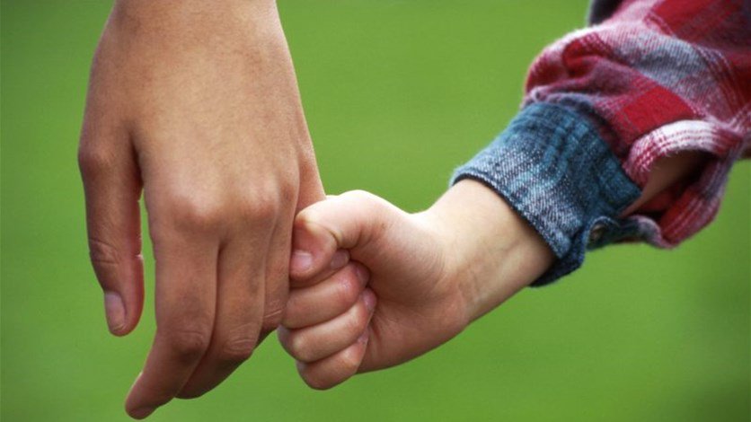 بالجرم المشهود... أب يبيع ابنه بـ 8000 $