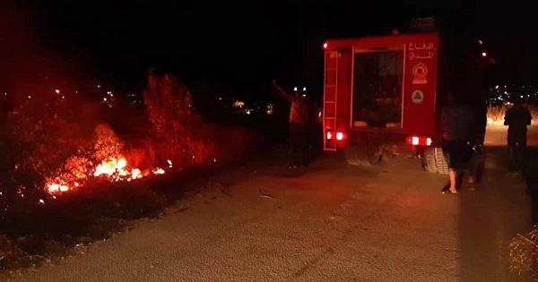 بالصورة: مجهولون أفرغوا شاحنة محملة بالاطارات في برقايل وأشعلوها