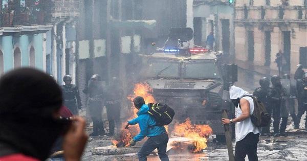 صدامات بين محتجين وقوات الأمن بعد إعلان حالة الطوارىء في الاكوادور