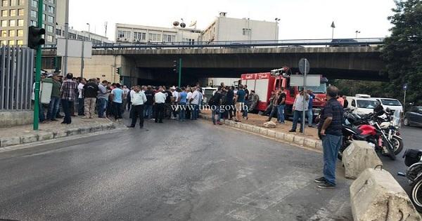 العسكريون المتقاعدون اعتصموا أمام الـTVA وأقفلوا مداخل المبنى