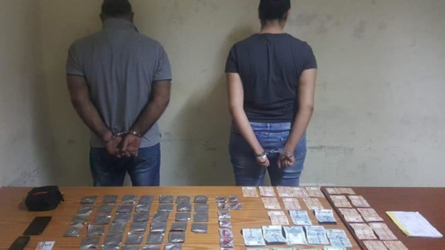 يروج المخدرات برفقة فتاة في جل الديب وجوارها