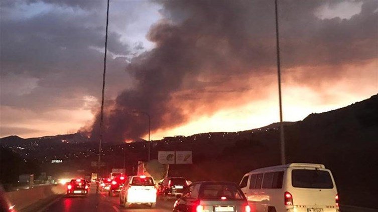 بالصور - حريق كبير يحاصر البيوت في الشوف.. والأهالي يناشدون