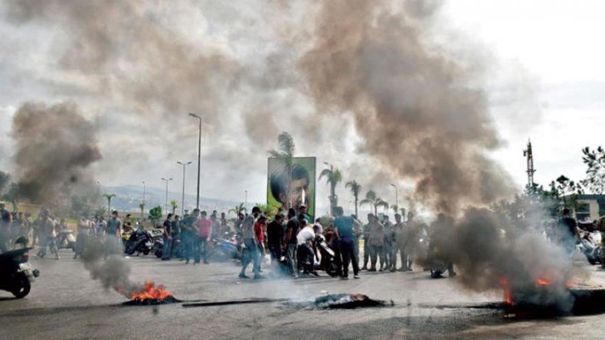 قاعات الإنتظار بمطار بيروت تتحول الى صالونات لتبادل التجارب حول الطرق...