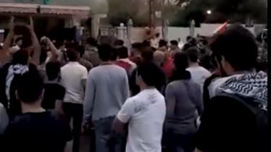 اشكال بين المتظاهرين والجيش اللبناني على الطريق البحرية بصيدا ووقوع جرحى