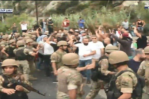 إصابة محتج بالإغماء على أوتوستراد نهر الكلب