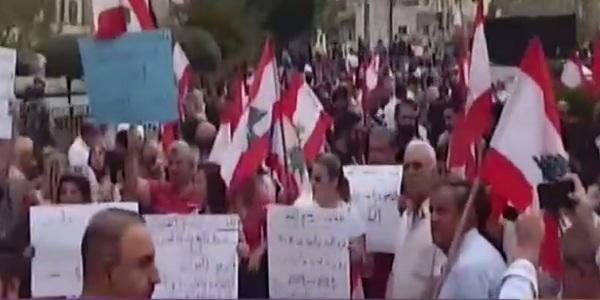 تجمع عدد من مناصري "الوطني الحر" أمام قصر العدل في بعبدا