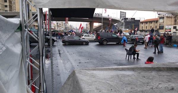 اوتوستراد المتن الساحلي ما يزال مقطوعا بالاتجاهين أما الطريق البحرية فسالكة