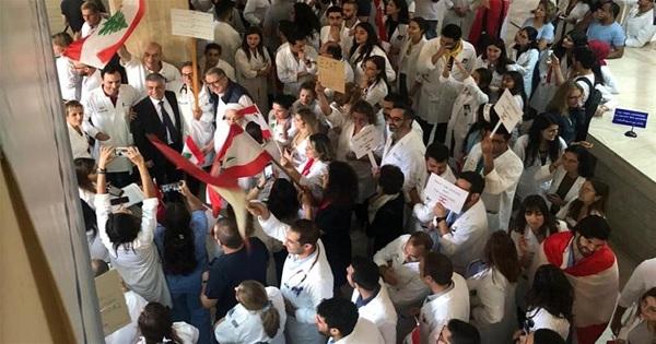 بالصورة: الاطبّاء والمُمرّضون في "أوتيل ديو" يهتفون "كلّن يعني كلّن"