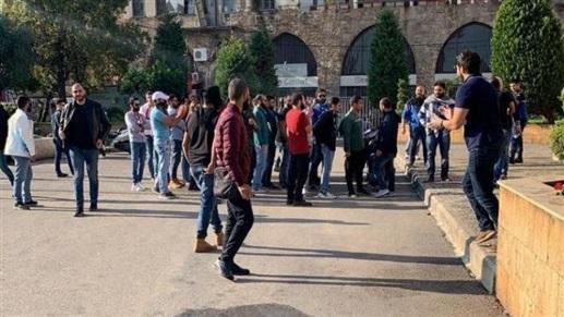 بعد طلب المتظاهرين... الموظفون يغادرون بلدية الميناء