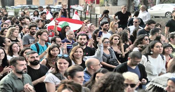 لبنان يتحرى عن "رسم تشبيهي" للحكومة الجديدة.. فوق "صفيح" الشارع