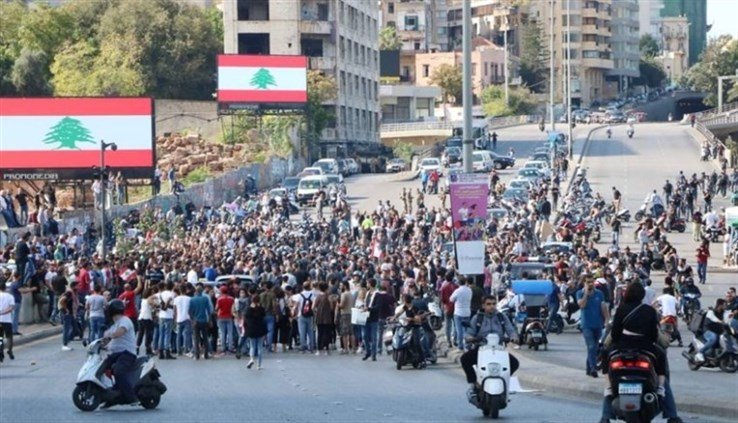 اشكال بين المتظاهرين وبعض المواطنين تحت جسر الرينغ