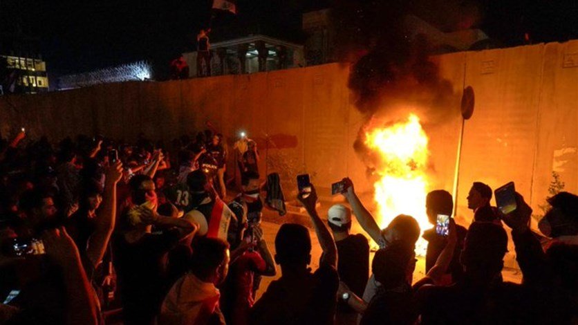 مقتل ثلاثة متظاهرين بالرصاص أمام القنصلية الإيرانية في كربلاء