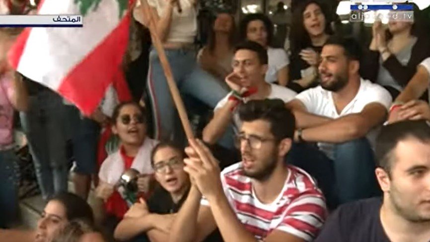 طلاب من اللبنانية يعتصمون أمام المبنى المركزي في المتحف