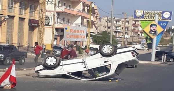اصابة مواطن جراء انقلاب سيارته على اوتوستراد النبطية دير الزهراني